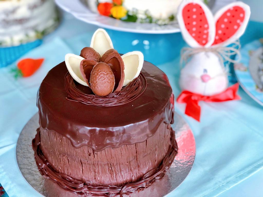 Como Fazer Bolo de Chocolate com Cobertura Ganache - Receita de Páscoa 