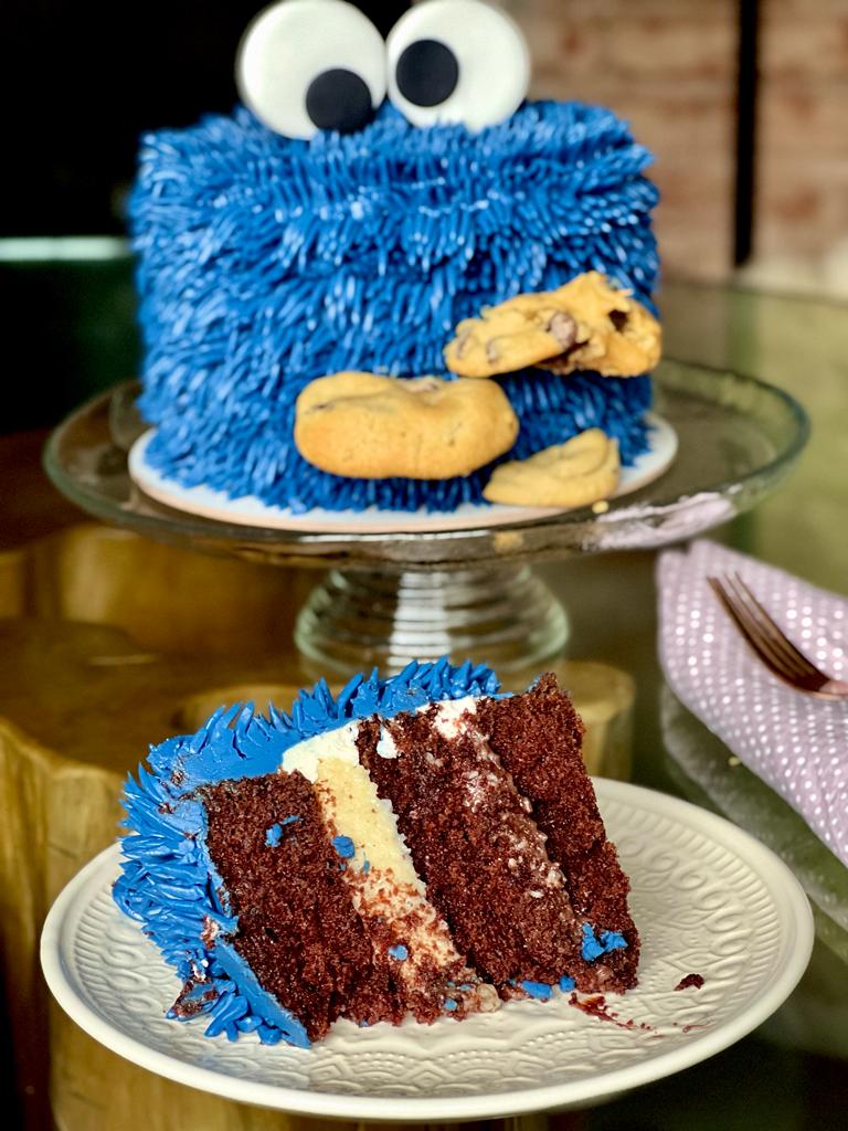 Bolo de desenho animado com cobertura de chocolate de limões e morangos