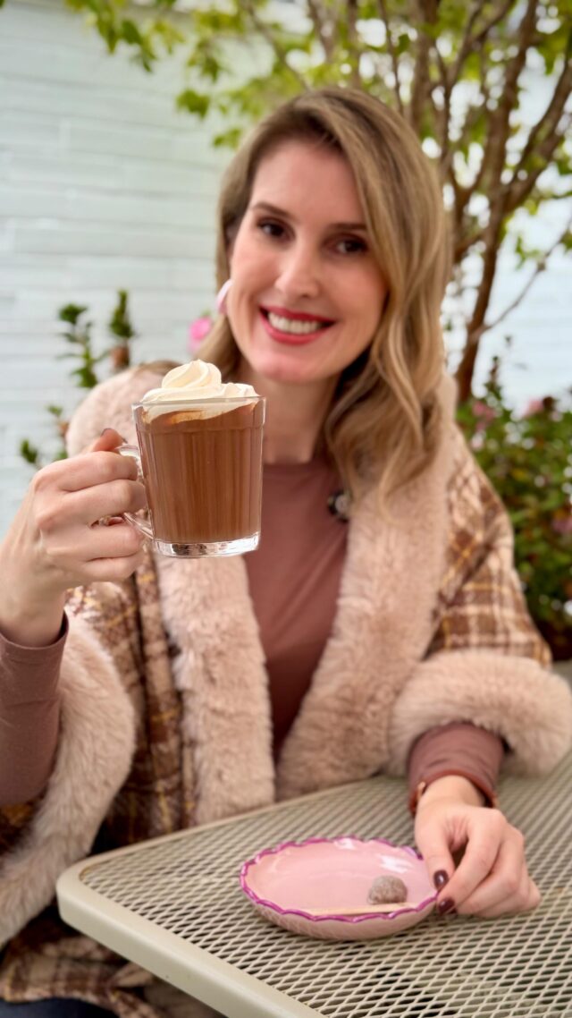 Hoje o frio chegou com força. E o corpo inteiro pede aconchego. ⛄️🧣
Um chocolate quente de verdade, feito com Callebaut — o autêntico chocolate belga — tem o poder de transformar o dia.

A textura aveludada.
O calor subindo pelas mãos.
O aroma que desperta lembranças boas.
O primeiro gole que acalma.

Na @damarate_confeitaria, cada xícara é um abraço quentinho.
Escolha  se aquecer onde o chocolate quente é levado a sério.

💰Loja R$ 21,90 (180ml)
💰Ifood R$ 23,90 (180ml)

📍Dr. Alexandre Gutierrez, 718 – Batel
📍Moysés Marcondes, 357 – Juvevê
📍ParkShoppingBarigui– Piso L3
🛵 Ifood

Marque quem merece essa pausa com você. ✨

😋Publicidade 

#curitiba #curitidoce #chocolatequente #ondeircuritiba #oquefazercuritiba