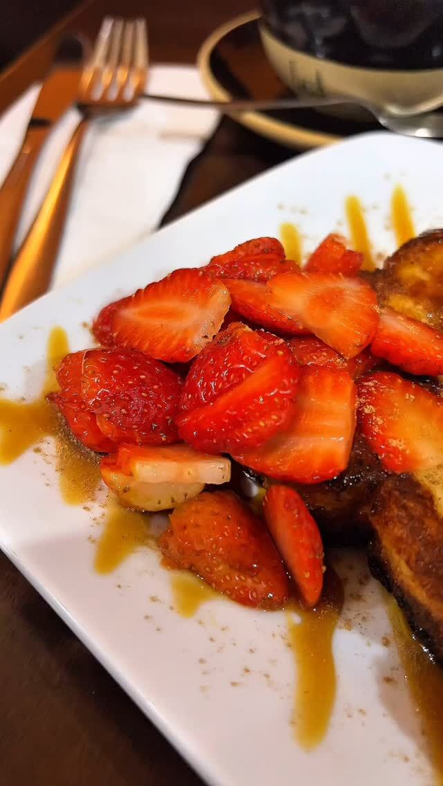 Esses são apenas 3 (de muitos)  Lugares que eu tomaria um café da tarde gostoso num domingo  como hoje: 

Per Tutti Confeitaria e Café (@cpertutti) - aberto das 10h até às 19h
📍 R. Alberto Bolliger, 721 - Juvevê 
📍 Al. Dr. Carlos de Carvalho, 625 - Centro 

Délices de Sucre (@delicesdesucre) - aberto das 10h às 18h30.
📍 R. Simão Bolivar, 628 - Juvevê 
📍 R. Emiliano Perneta, 952 - Batel

Lucca (@luccacafesespeciais)- aberto das 9h às 20h.
📍Al. Presidente Taunay, 40 - Batel 

São lugares que servem bons cafés e excelentes acompanhamentos. Além de terem ambiente aconchegante, daqueles que não dá vontade de ir embora. 

E obviamente, abrem aos domingos. 

#curitidoce #curitiba #ondeiremcuritiba #oquefazercuritiba #curitilover #cafescuritiba