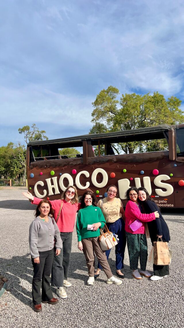 🍫 Imagina um city tour onde o protagonista é o chocolate artesanal?
O Chocobus (@bustouroficial) é o único passeio da Serra Gaúcha totalmente focado no universo do chocolate artesanal — e foi uma das experiências mais incríveis que vivemos na nossa viagem com o #CuritidoceNaEstrada.

Durante 4 horas, embarcamos em um ônibus temático superfofo, recheado de surpresas:
✨ Degustações em duas das marcas mais tradicionais de Gramado – a Chocolates Gramadense (onde a gente até faz a nossa própria barrinha! 🍫) e a Prawer (a primeira marca de chocolate artesanal do Brasil);
✨ Uma parada mágica no Chocoland Hotel, o primeiro hotel temático de chocolate do Brasil, com direito a personagem exclusivo e chocolate quente na chegada;
✨ Interação com o guia-ator Cau, o mestre chocolateiro, e o chocomotorista, que animam o passeio com histórias, músicas e brincadeiras sobre o universo do chocolate (e ainda rolam prêmios no meio do caminho!);
✨ E tudo isso ao som de músicas nostálgicas, que alimentam a nossa criança interior. 💛

📍O passeio acontece às segundas, sextas e sábados, com saída da loja da @brockerturismo em Gramado às 13h50.
🎟️ Valores em junho/2025: R$ 128 (adulto) e R$ 98 (crianças).
🌟 Duração média: 4 horas.

Se Gramado já é mágica por si só, com o Chocobus ela fica ainda mais doce.

A viagem do Curitidoce na Estrada foi realizada através da agência @geektripoficial, aqui de Curitiba. 

#Chocobus #ChocolateArtesanal #Gramado #TurismoGastronômico #CuritidoceNaEstrada #BrockerTurismo #Chocobãs #Prawer #ChocolatesGramadense #ChocolandHotel #PasseiosGramado #RoteiroDoce #ExperiênciaGastronômica #DicaDeViagem #GramadoComSabor #TurismoCriativo